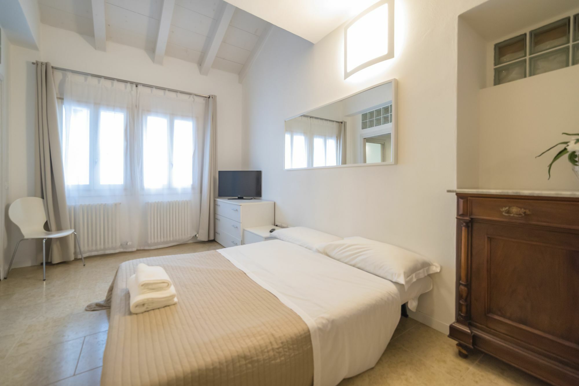Academia Aparthotel 2*